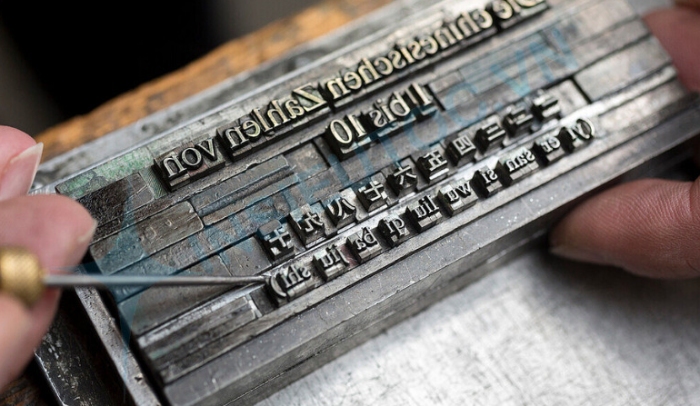 Bản in Typo với khuôn chữ đúc nổi bằng kim loại và gỗ