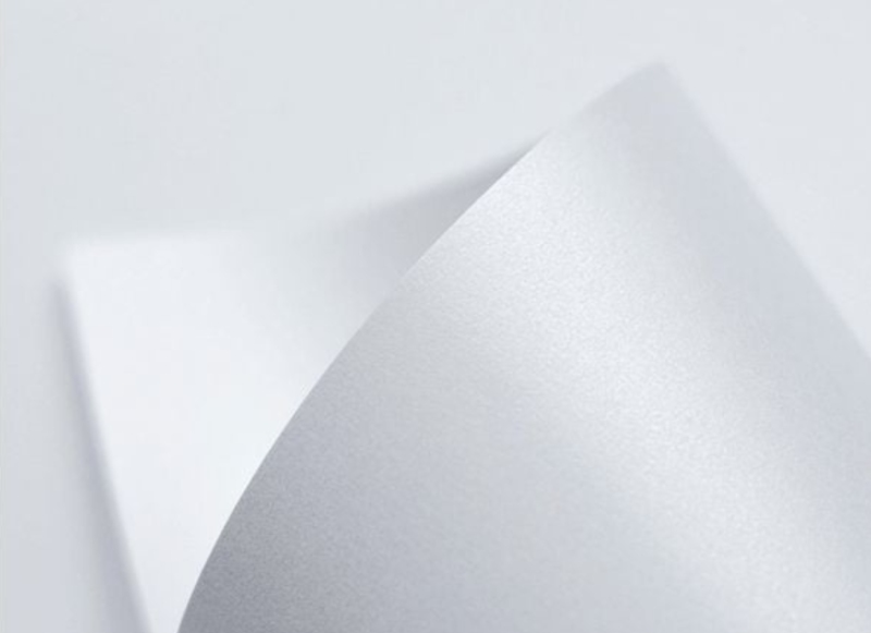 giấy Crystal với hai mặt bóng mịn và nhám đặc trưng