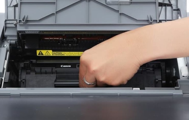 Lắp lại hộp mực và đặt vào máy in