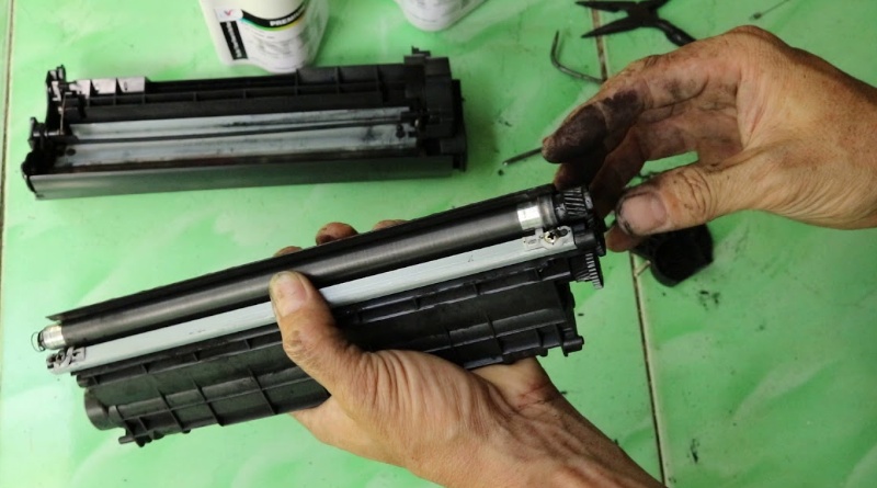 Tách hộp mực và vệ sinh khoang chứa mực thải