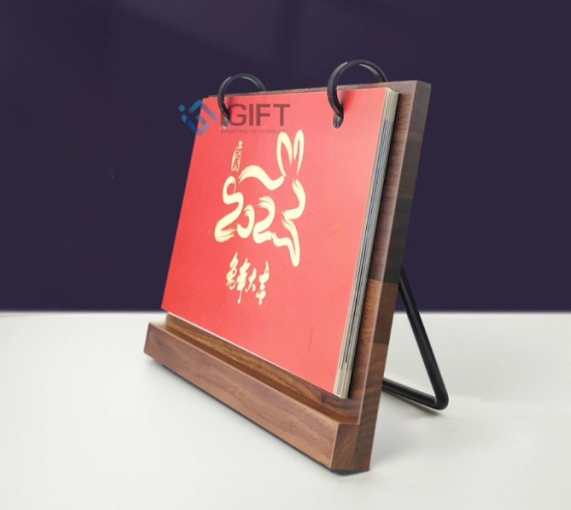 Lịch chữ A chất liệu đế gỗ