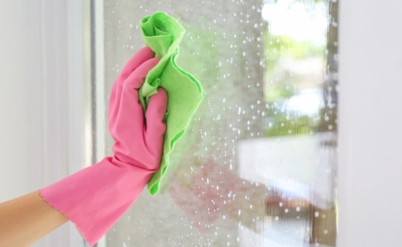 Bề mặt kính chưa được vệ sinh sạch