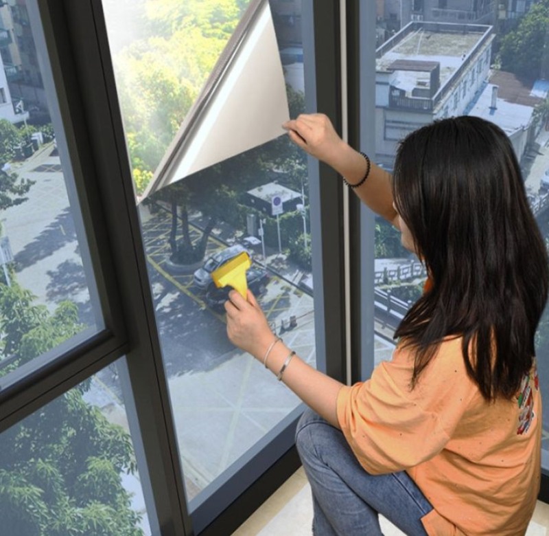 dùng gạt nhựa vuốt nhẹ dọc theo các mép vừa cắt để keo bám chắc vào viền kính
