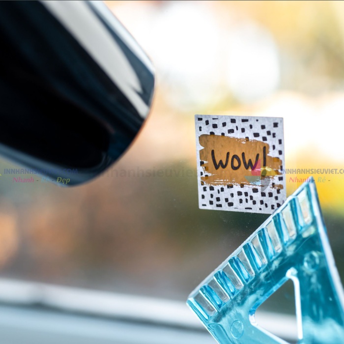 Gỡ decal dán kính bằng máy sấy tóc