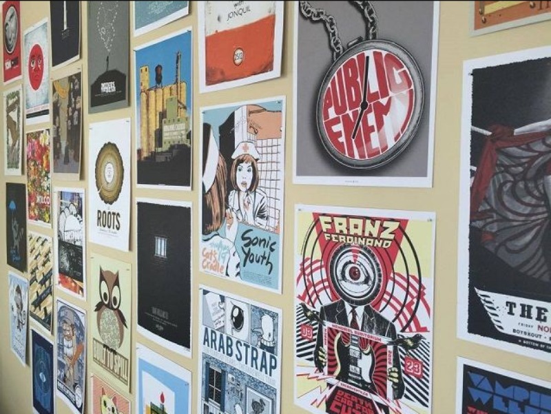 Cách dán poster lên tường chắc chắn