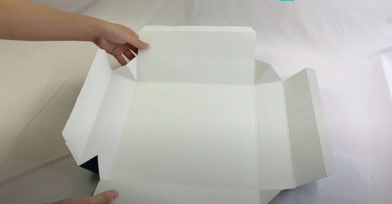 Gấp nắp hộp bánh trung thu nắp âm dương theo trình tự giống phần đáy