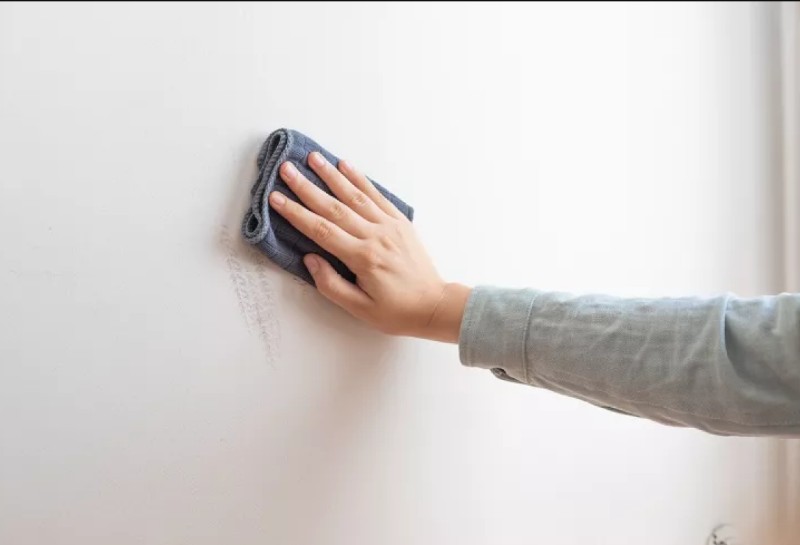 Làm sạch và lau khô bề mặt tường