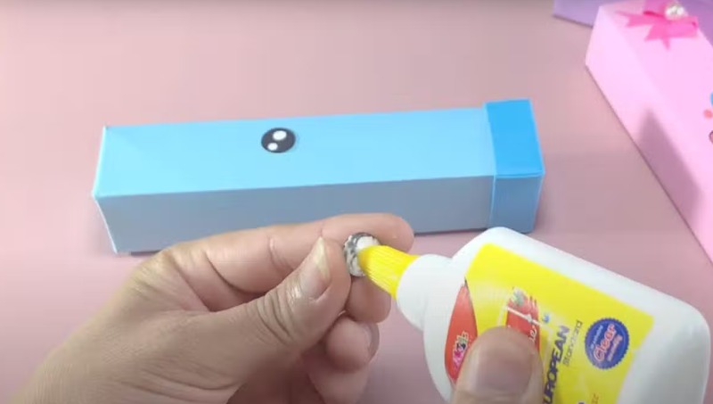 Ghép nắp vào thân hộp